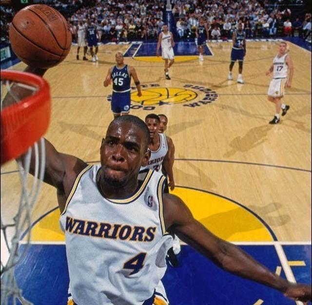 穆帅：当年我给了麦克托米奈生涯首秀，今天他给我他的球衣（穆帅：昔日我助麦克托米奈完成处子秀，今日他以球衣回馈我）