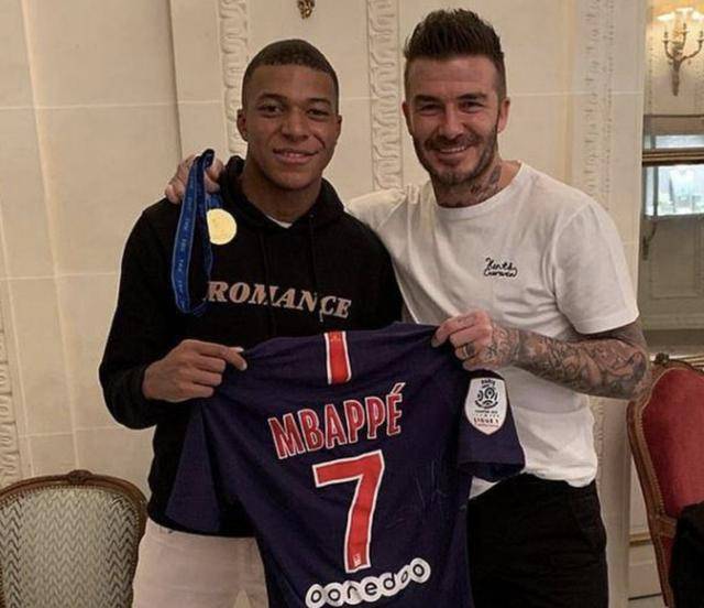 半场战报：斯图加特2-2奥格斯堡，昂达夫，米特尔施泰特点射，马森戈、法比安-里德破门（半场战况：斯图加特2-2奥格斯堡，昂达夫破门、米特尔施泰特点射，马森戈与法比安-里德回敬）