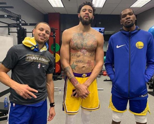 日媒：远藤航、久保建英等人在球场训练，镰田大地因疲劳单练（日媒：远藤航、久保建英等合练，镰田大地因疲劳单独训练）