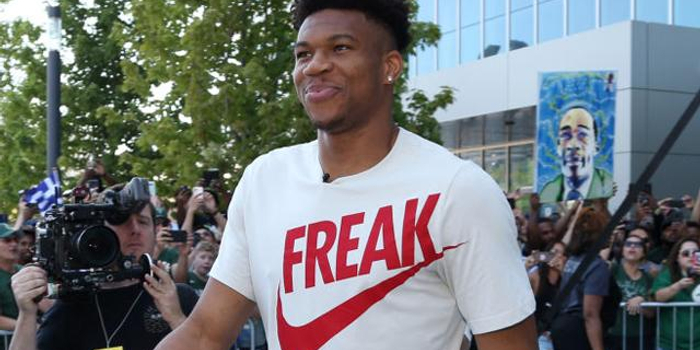 左右脚开弓 欧冠双响+MVP！前曼联天才乱杀：20场13球4助（欧冠梅开二度当选MVP！前曼联天才左右开弓，20战13球4助）