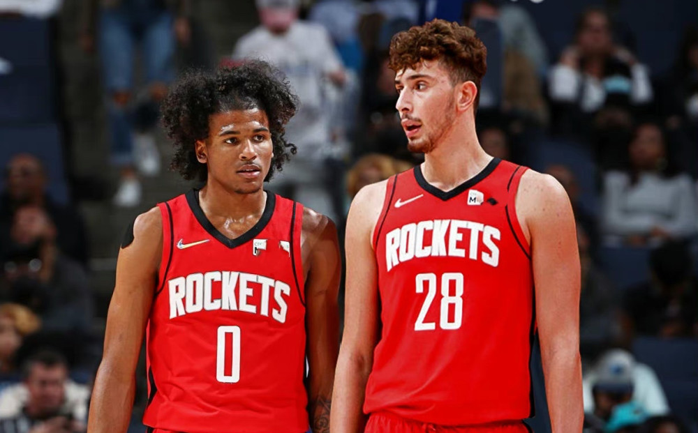 每体：巴萨有意左后卫索萨，想用桑托斯欠的290万欧锁定交易（每体：巴萨看中左后卫索萨，拟用桑托斯所欠290万欧锁定转会）