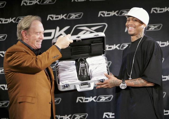 上海市政府向海港赠送冠军贺礼：木雕雄鹰和冠军奖杯刺绣（上海市政府赠海港冠军贺礼：木雕雄鹰与奖杯刺绣）