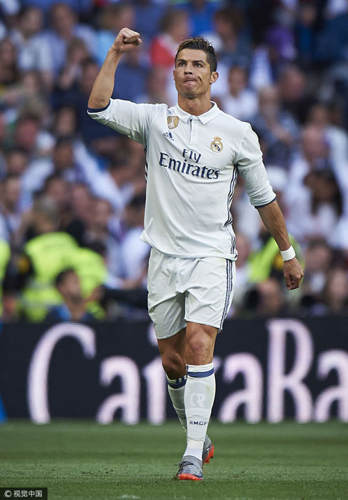 争议裁判再现！德尔塞罗担任巴萨-奥萨苏纳VAR裁判，巴萨球迷坐不住了（德尔塞罗将执掌巴萨vs奥萨苏纳VAR，争议再起引发巴萨球迷不满）